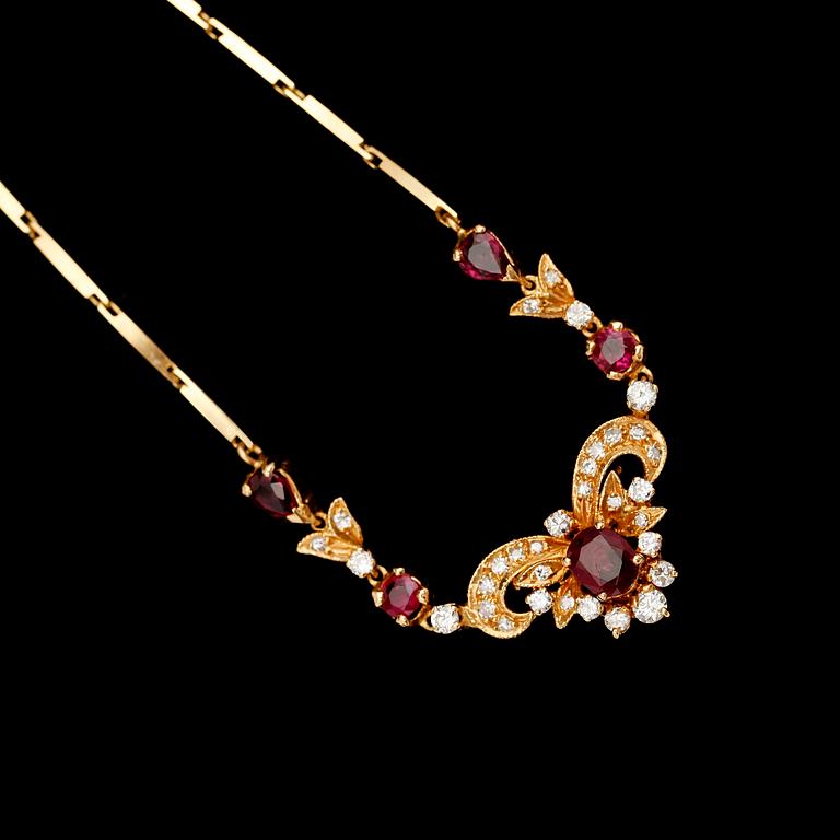 COLLIER, 18 k, med rubiner samt briljanter. Total vikt med stenar ca 11 g.