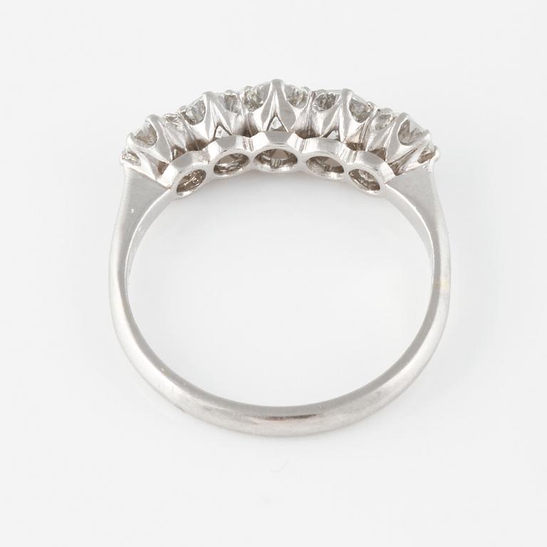 RING, platina med briljantslipade diamanter 0.93 ct, kattfotstämplad. Vikt 3,4 gram.