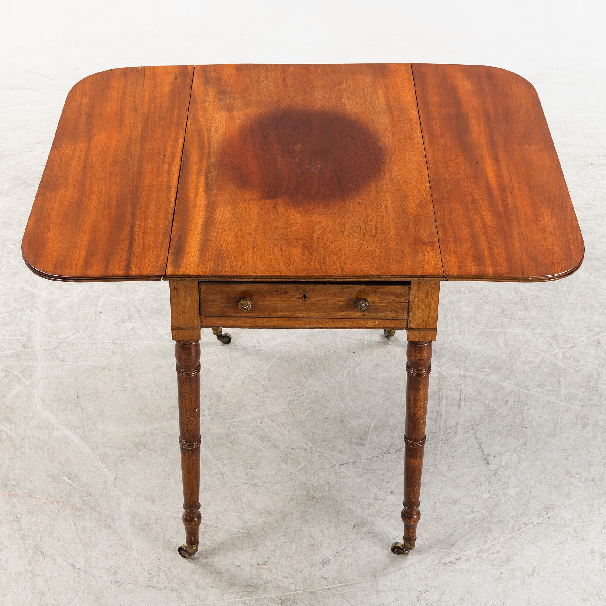 Bord med klaffar, sk Pembroke table, 1800-tal.