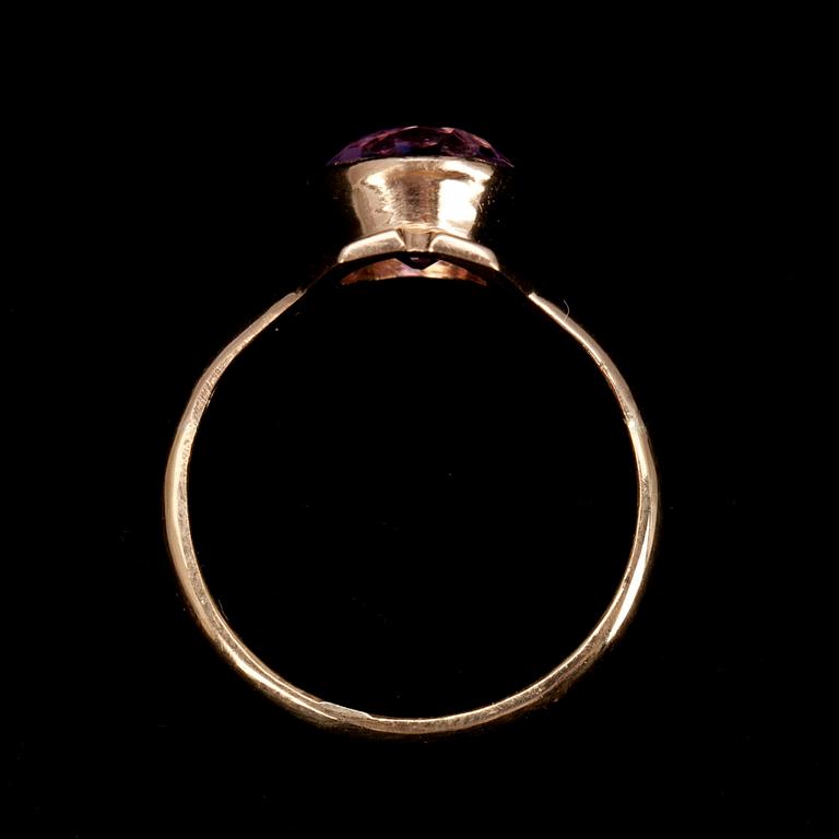 RING, guld 18K, fasettslipad lila sten. V.F.Tiihonen Villmanstrand 1952. Vikt 4,5 g.