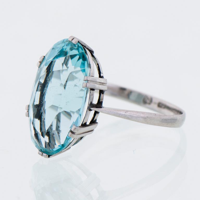 ÖRHÄNGEN, RING och BROSCH, fasettslipade akvamariner, platina.