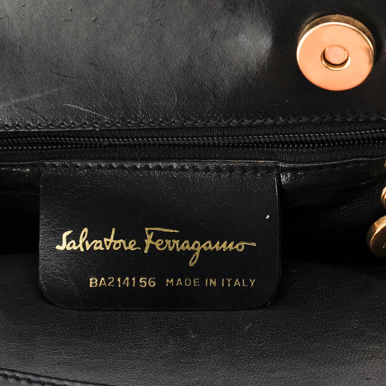 SALVATORE FERRAGAMO, axelremsväska.