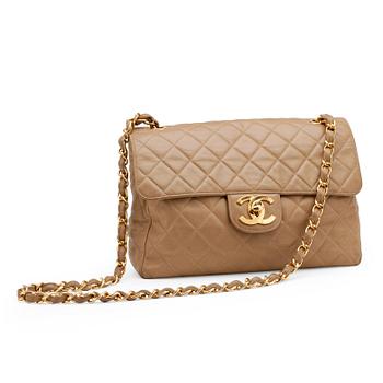 393. CHANEL, a qulited beige leather shoulder bag.
