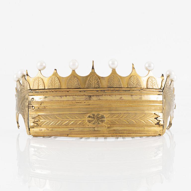 Tiara/comb in brass and cultured pearls.