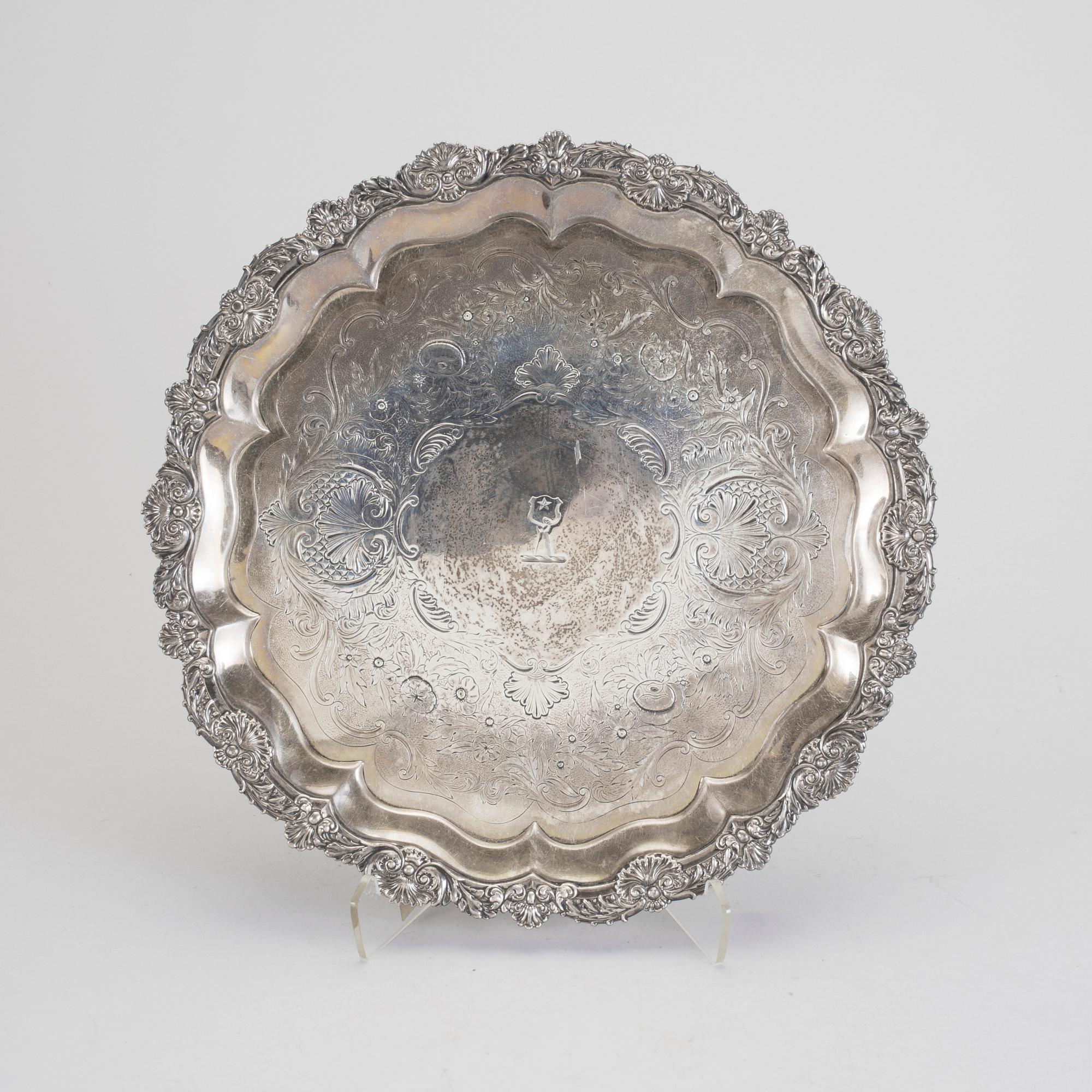 SALVER, silver. Robert Gray & Sons, Glasgow 1823. Vikt ca 1800 g.
