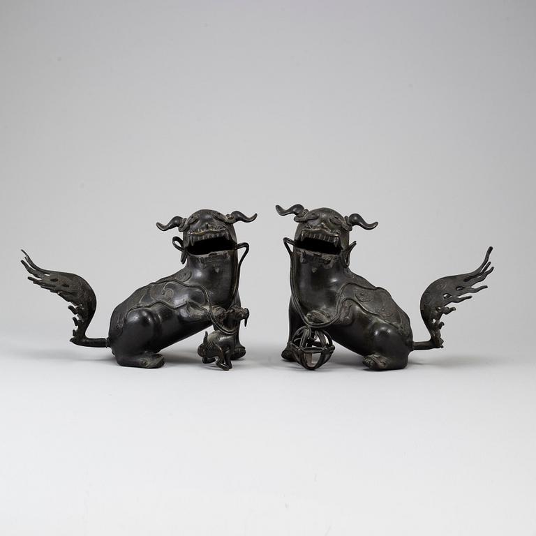 Two bronze figures of a buddhist lion, late Qing.