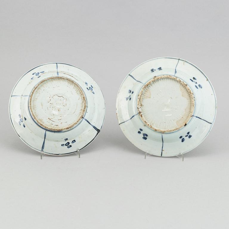 A set of two blue and white kraak dishes, Ming dynasty, Wanli (1572-1620).