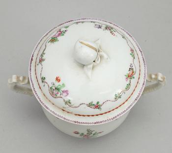 SOCKERSKÅL med LOCK och GRÄDDKANNA, kompaniporslin. Qing dynastin, Qianlong (1736-95).