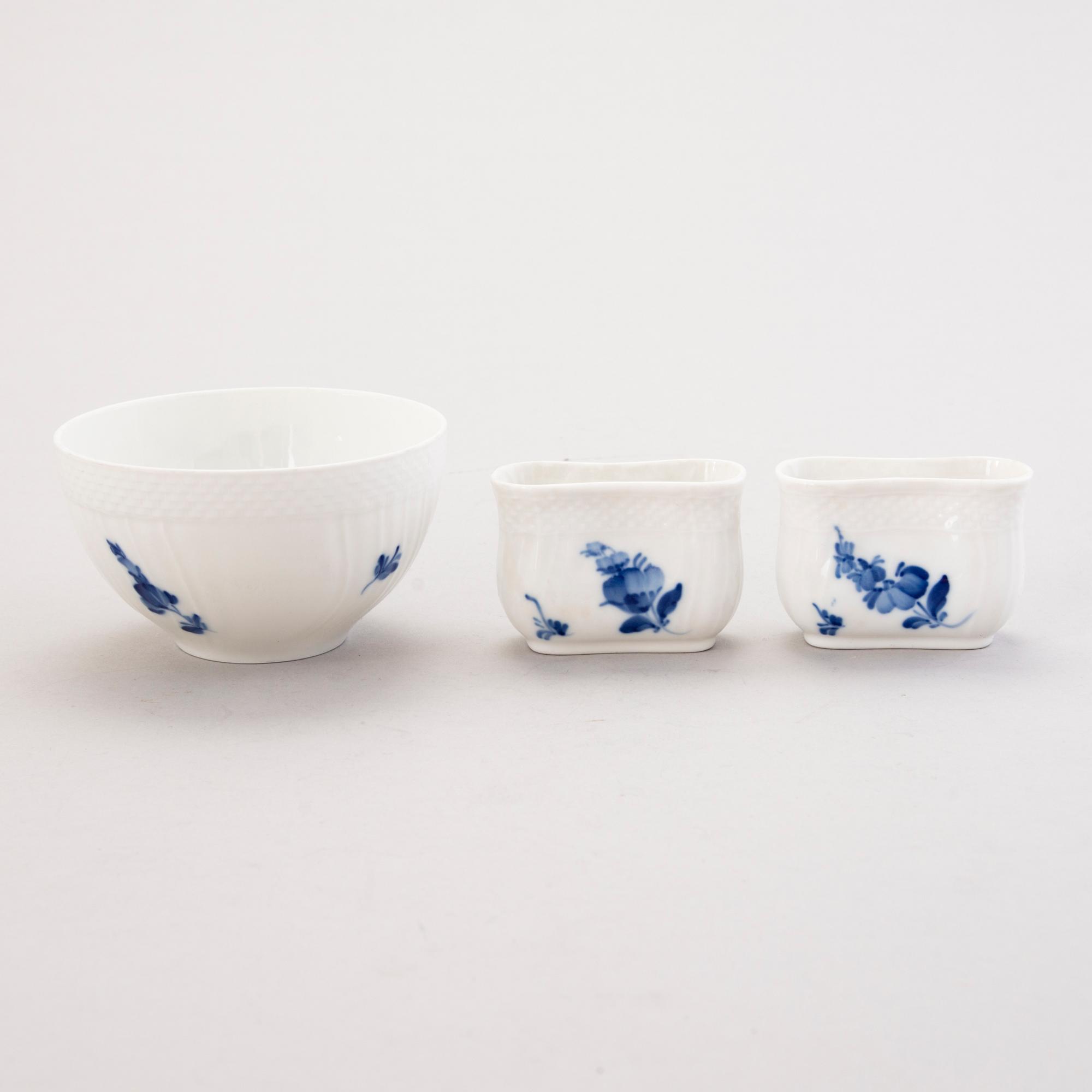ROYAL COPENHAGEN, A 40-piece set of 'Blå Blomst" tablewear, second half of the 20th century.