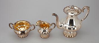 KAFFESERVIS, 3 delar, silver, rokokostil, Auran Kultaseppä, Åbo 1961-1963. Tot. vikt ca 948,5 g.
