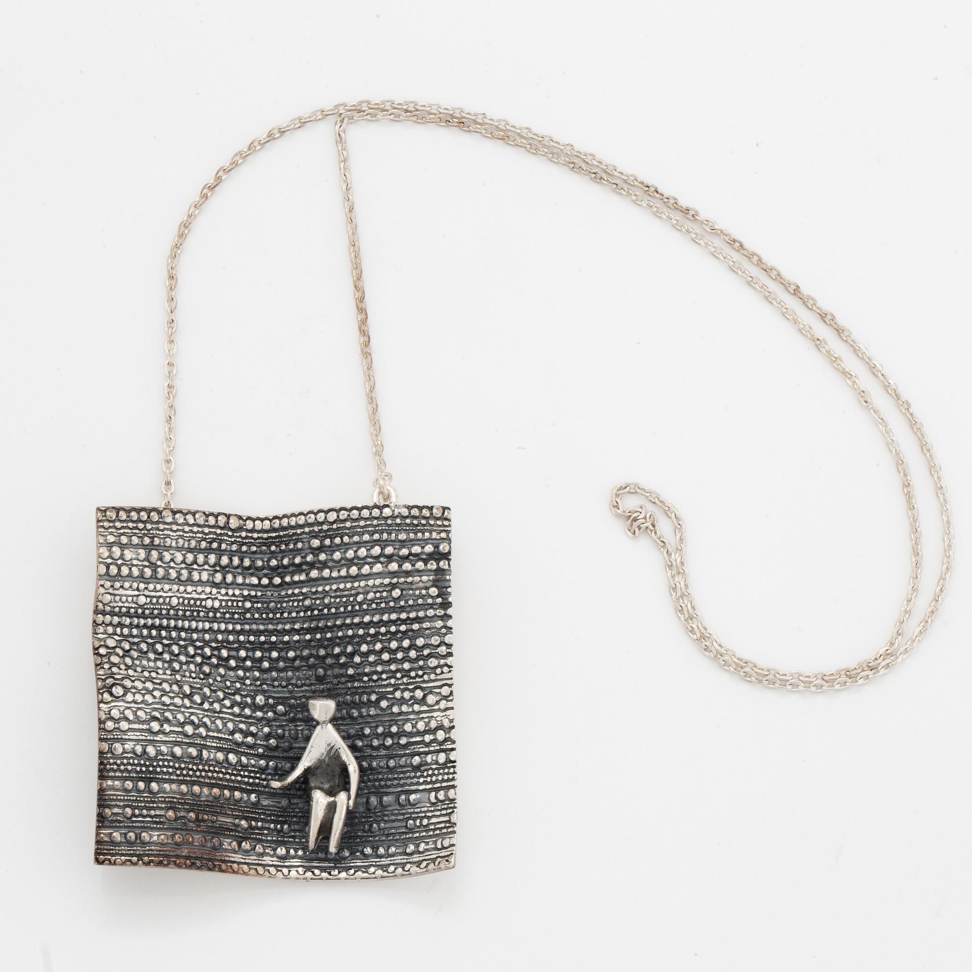 A Jorma Laine pendant with chain in silver.