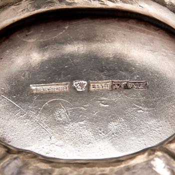 SOCKERSKÅL och GRÄDDSNÄCKA, silver, Johan Akseli Tarkiainen, Viborg 1930. SOCKERTÅNG, silver, Åbo 1953. Tot.vikt 510 g.
