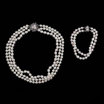 COLLIER OCH ARMBAND, odlade slatvattenspärlor, lås 18k vitguld resp sterling silver, 1900-talets andra hälft.