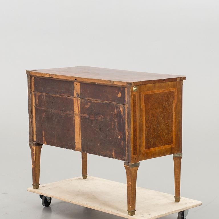 A CHEST OF DRAWERS, turn of the century 1800.