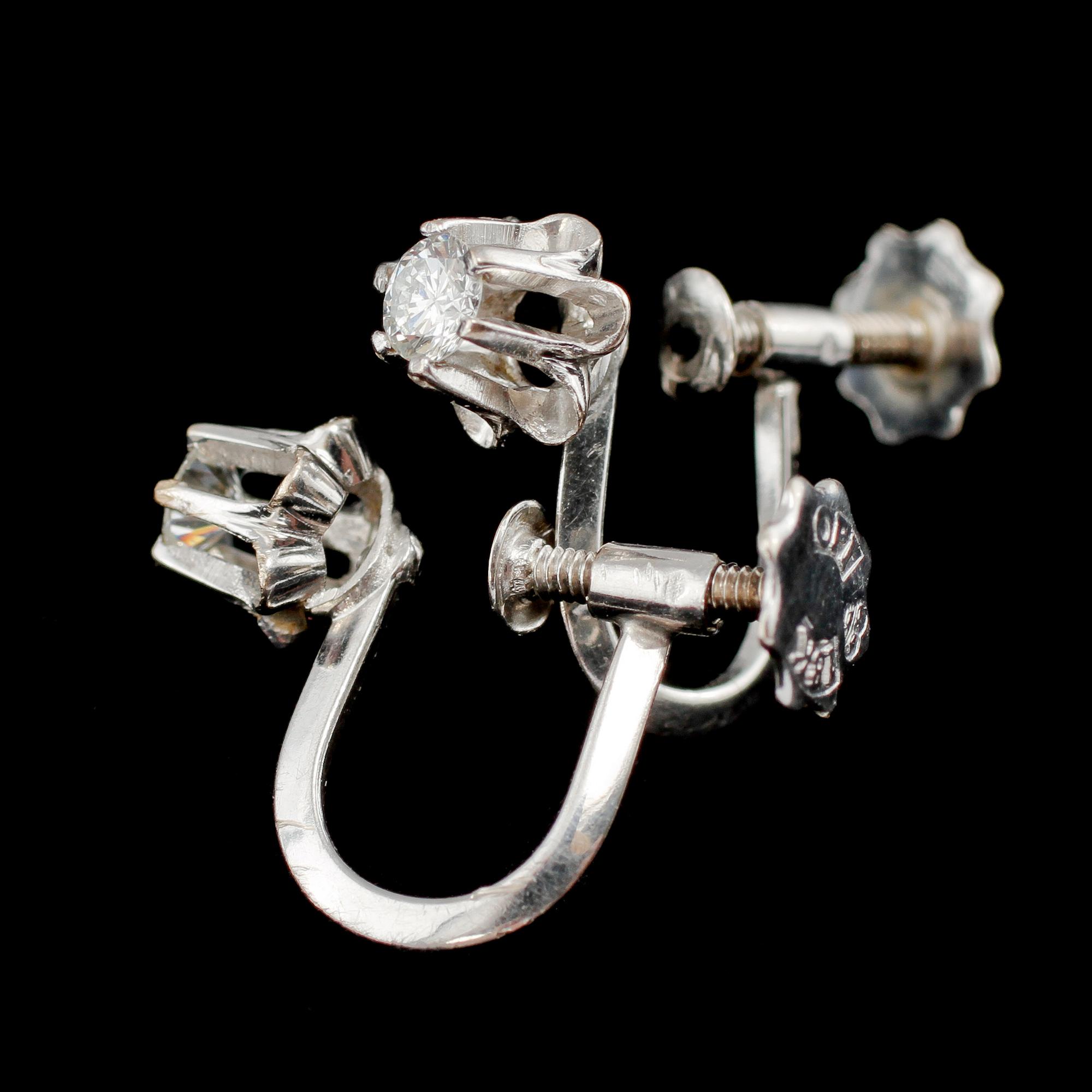 ÖRHÄNGEN, ett par, 18k vitguld, med vardera en briljantslipad diamant, tot 0.4 ct, 1900-talets tredje kvartal. Vikt 2 g.