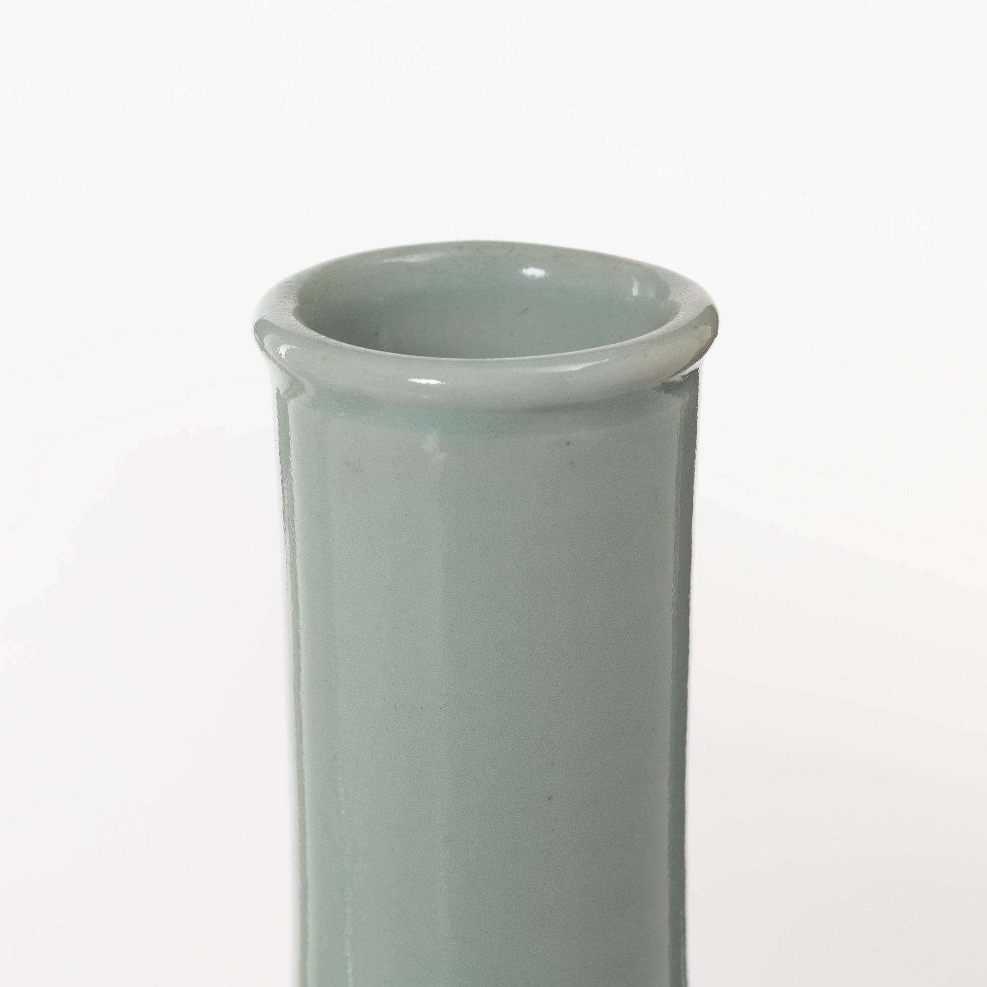 Two porcelain bottles, Japan/Korea, 20th century.