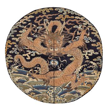 1128. A fine five clawed dragon roundel, Qing dynasty, mid 18th century.