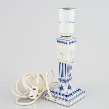 Bordslampa, porslin, Royal Copenhagen, "Musselmalet", modellnummer 15A, 1969-73.