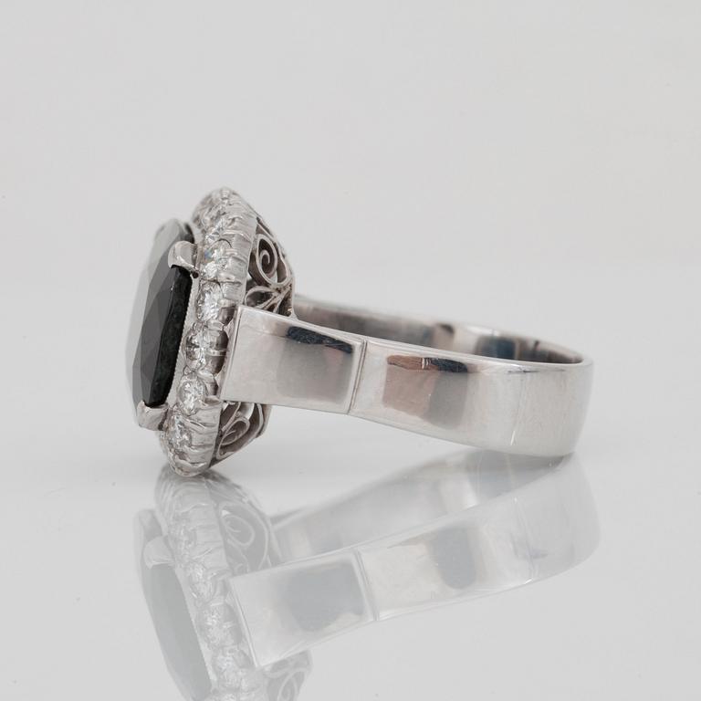 RING med blandslipad safir och briljantslipade diamanter.