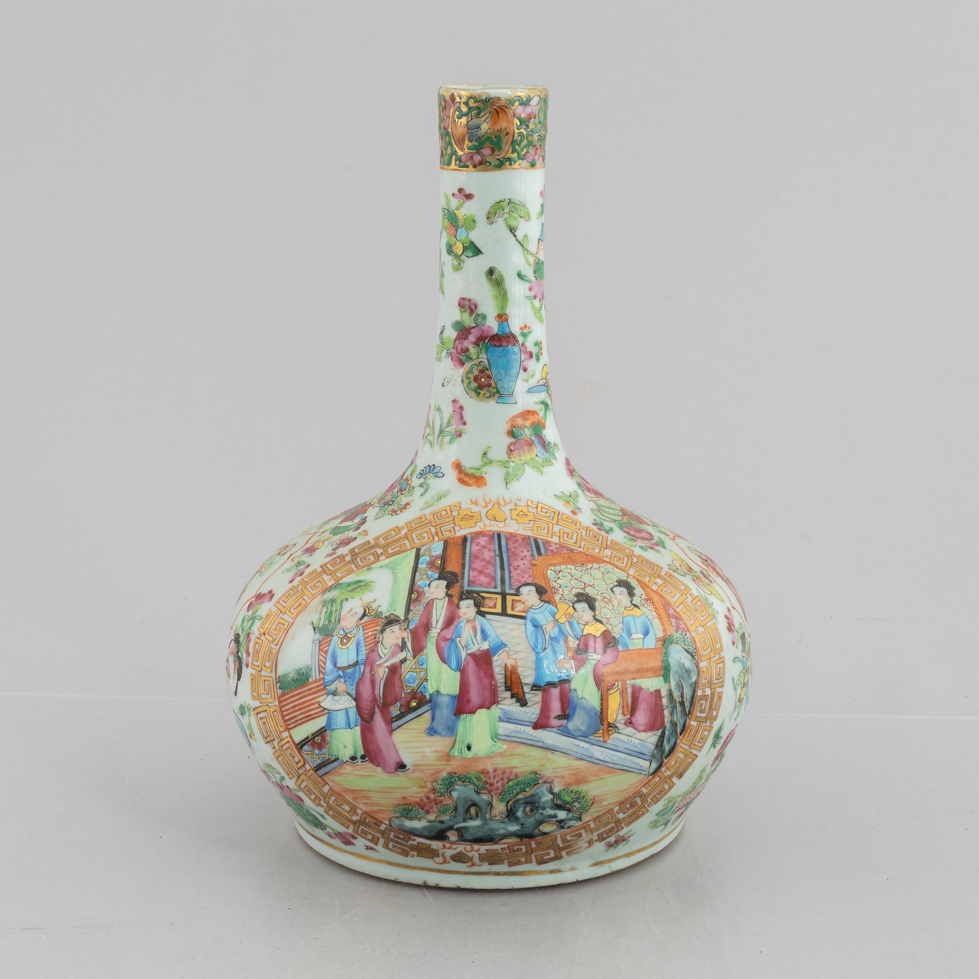 A Chinese Canton porcelain vase, 19th century, Qing dynasty.