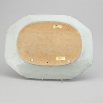 A blue and white serving dish, Qing dynasty, Qianlong (1736-95).