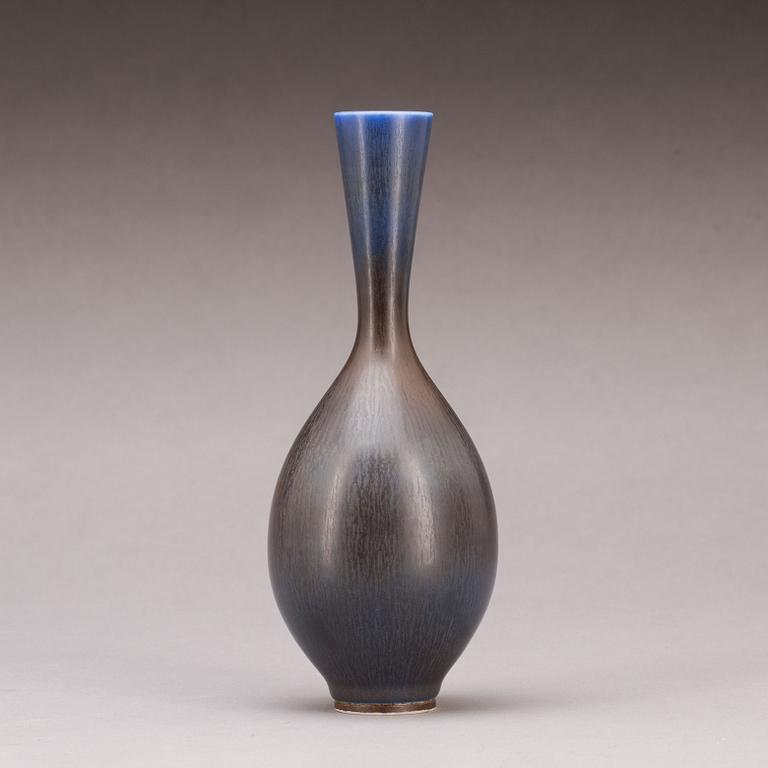 VAS, stengods, signerad Berndt Friberg samt Gustavsbergs studiohand, 1900-talets andra hälft.