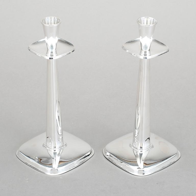 LJUSSTAKAR, ett par, silver, Göthlin, Tesi, Göteborg, 1960.
