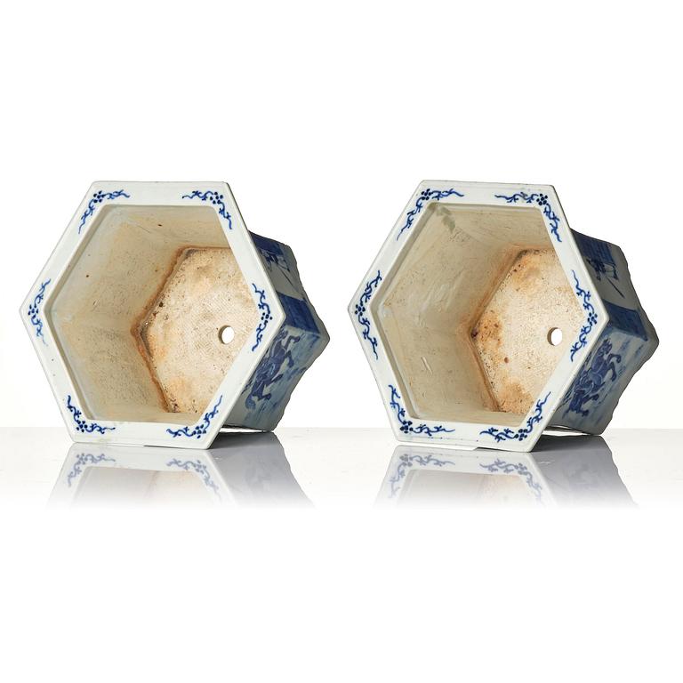 A pair of blue and white jardinieres, Qing dynasty, 19th century.