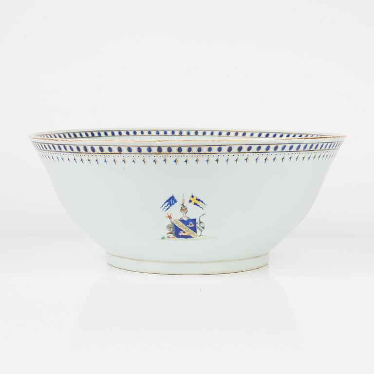 A Chinese armorial punch bowl with the Swedish arms of Wirsén, circa 1900.
