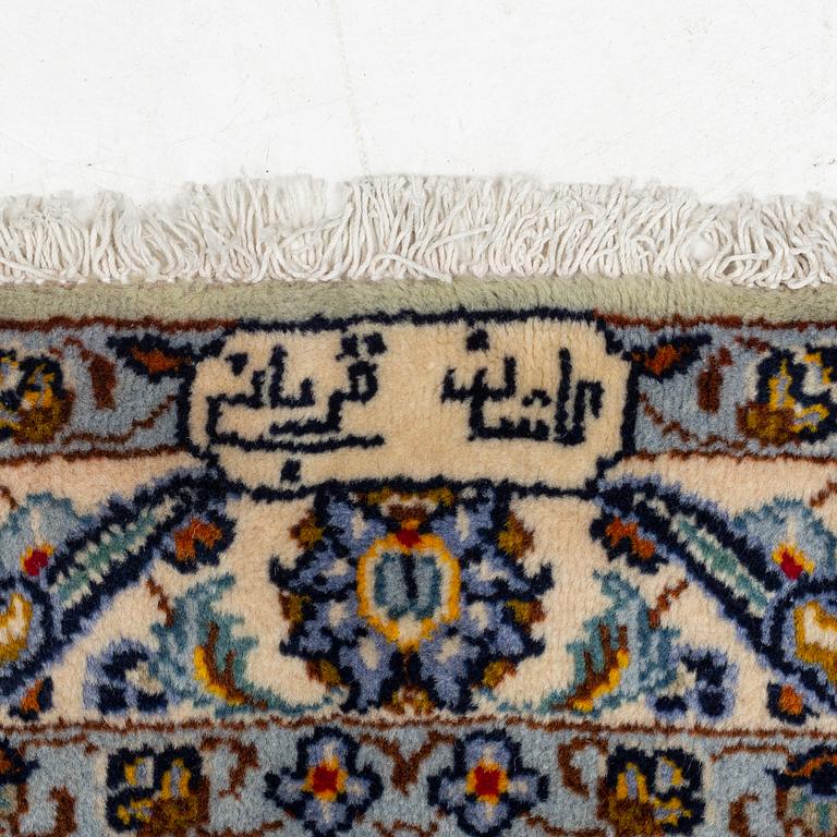 A signed Kashan carpet, approx. 436 x 314 cm.