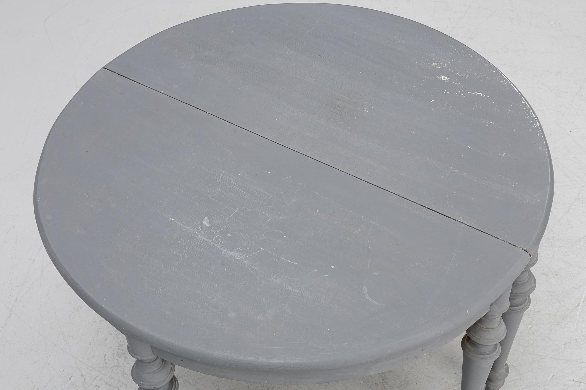 Bord, ett par, halvmåneformade, omkring 1900.