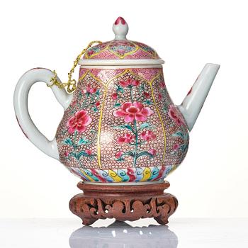 A famille rose tea pot with cover, Qing dynasty, Yongzheng (1723-35).