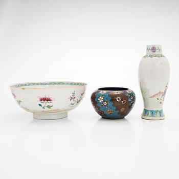 Kulho, maljakko ja vati, posliinia. Kiina, 1700/1900-luku. Sekä kulho, cloisonné. Japani, 1900-luvun alku.