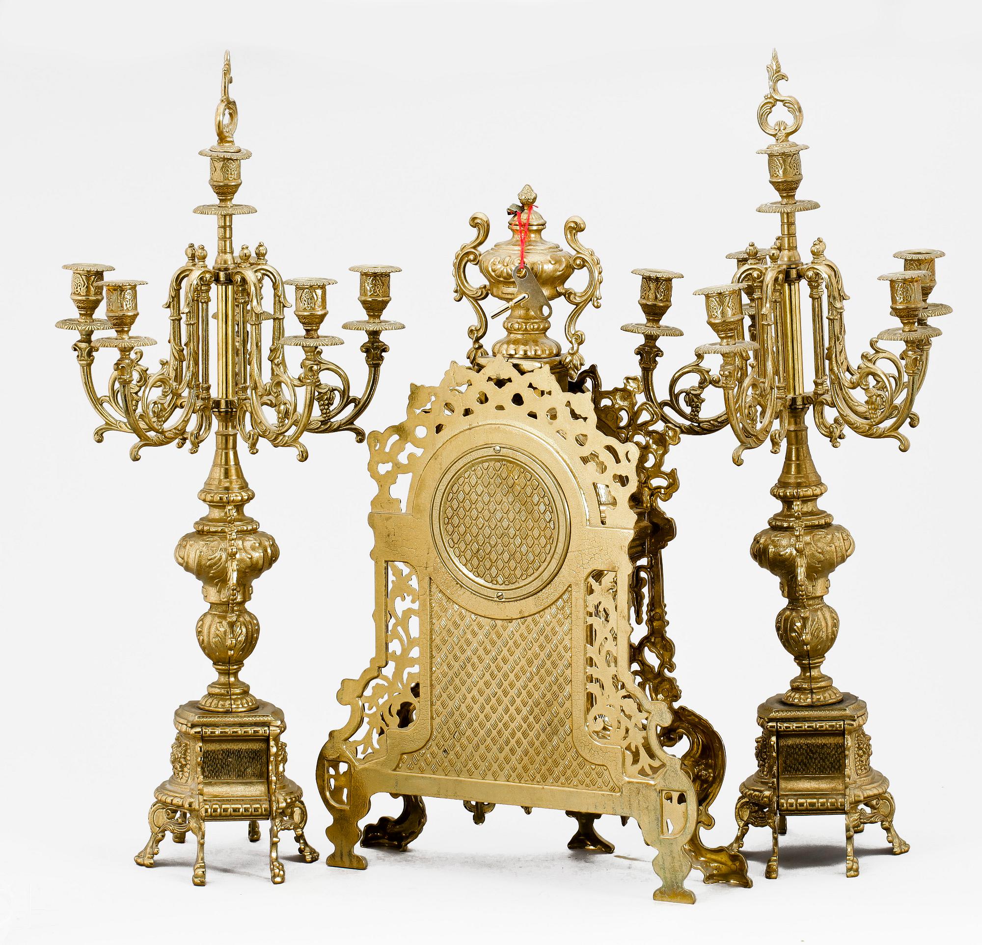 BORDSPENDYL med KANDELABRAR, 1+2 delar, Louis XVI-stil, 1900-talets andra hälft.