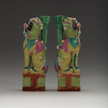 RÖKELSEHÅLLARE, ett par, porslin. Qingdynastin, 1800-tal.