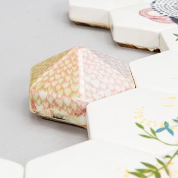 HEINI RIITAHUHTA, hexagonreliefi, posliinia, signeerattu Heini Riitahuhta, 2012.