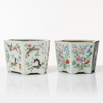 A set of two famille rose jardinieres, Qing dynasty, 19th century.