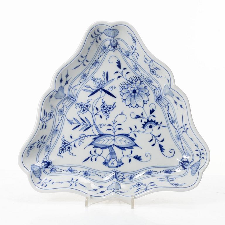 Meissen, Dinner service components, 9 pcs, “Onion Pattern”, Germany, 20th century.
