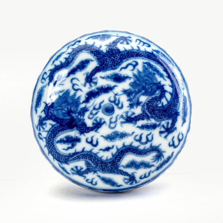 A Chinese 20th century porcelain box.