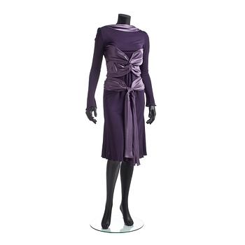 817. ALEXANDER MCQUEEN, a purple silk blend dress.