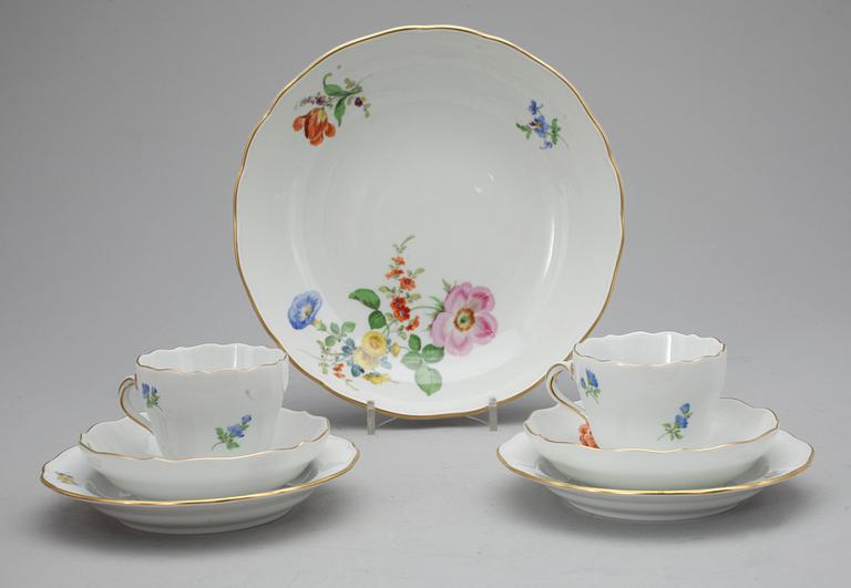 KAFFEKOPPAR MED FAT 2 st SAMT SKÅLFAT, samt FAT, porslin, Meissen, 1900-talets andra hälft.