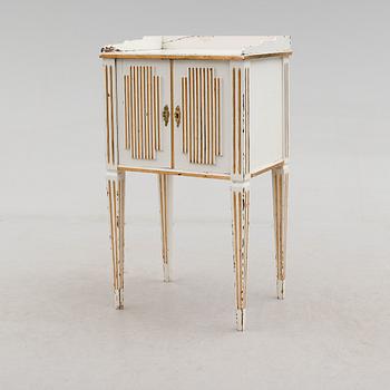 POTTSKÅP, gustaviansk stil, 1800-talets andra hälft.