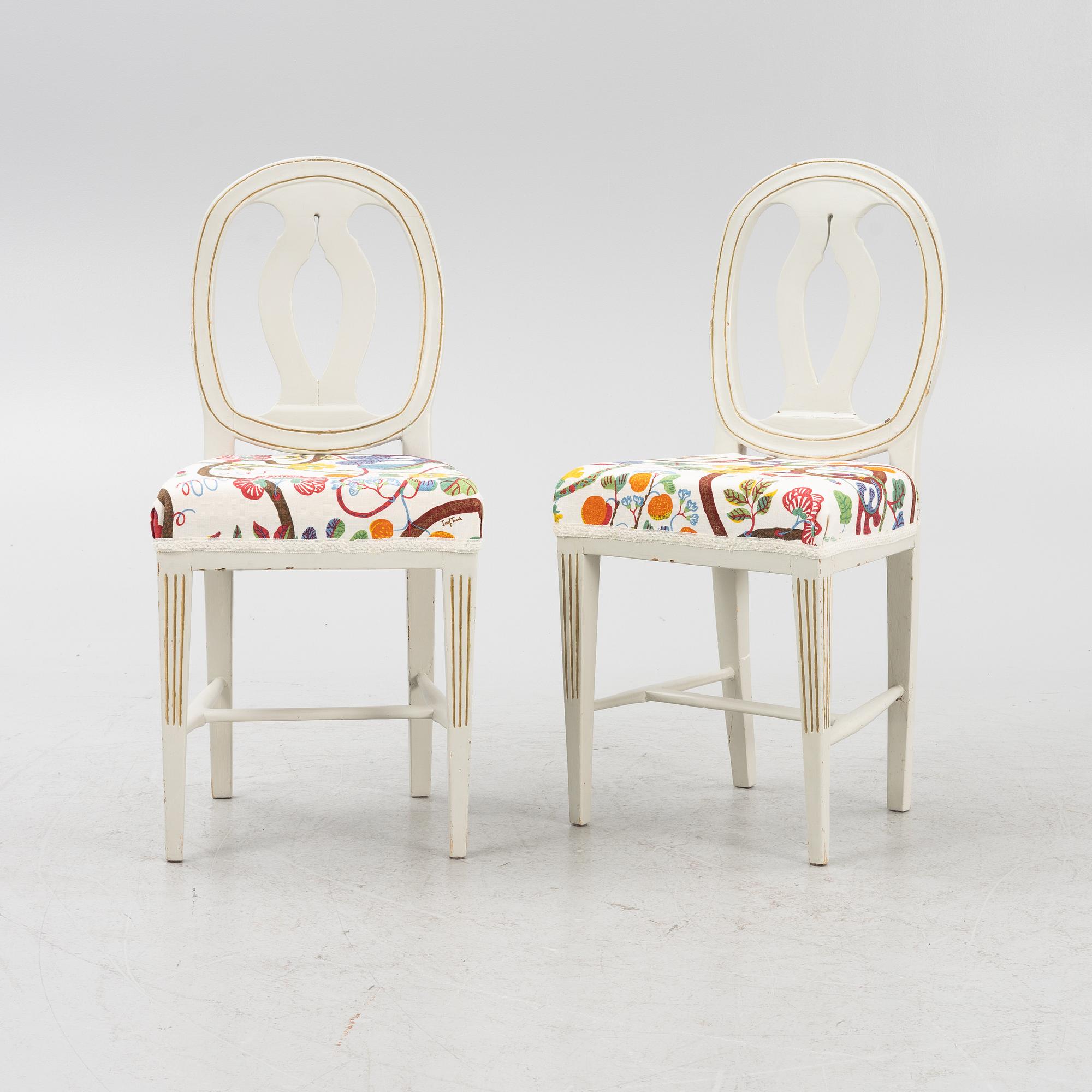 Stolar, ett par, gustavianska, omkring år 1800.