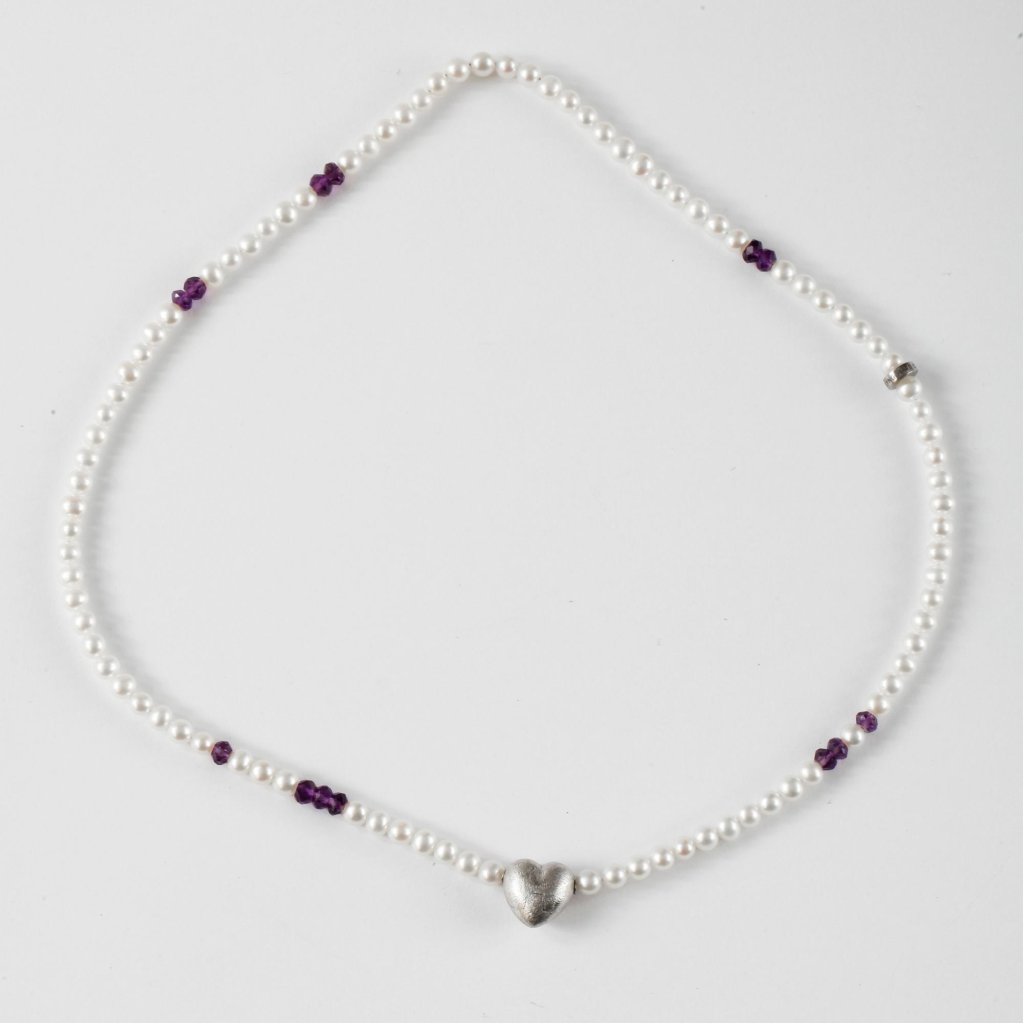 COLLIER, Ole Lynggaard, sötvattenspärlor och ametister, hjärtlås 18k vitguld.