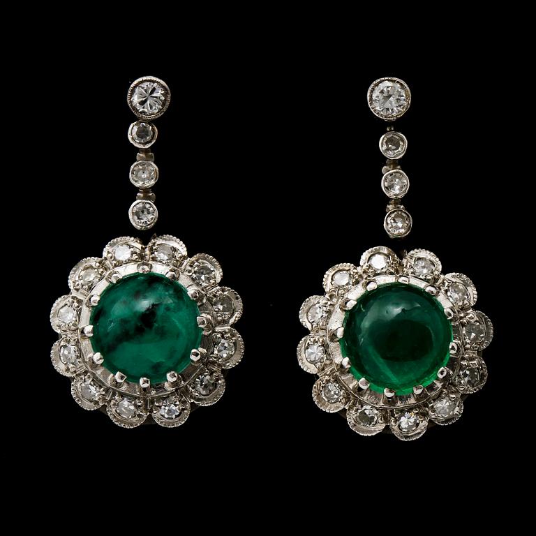 ÖRHÄNGEN, ett par 18k vitguld, 2 briljantslipade diamanter, 30 små diamanter och 2 cabochonslipade smaragader. Vikt 6g.