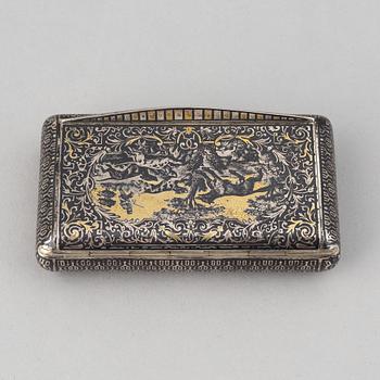 Dosa, silver med förgylld niellodekor, importstämplad, troligen Frankrike, 1800-talets mitt.