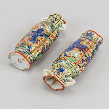 A pair of clobbered famile rose vases, Qing dynasty, Kangxi (1662-1722).