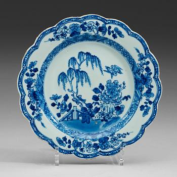 544. A set of 20 blue and white export porcelain dishes, Qing dynasty, Qianlong (1736-1795).