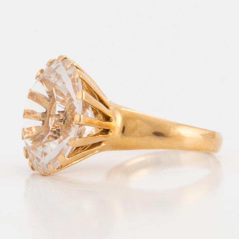 RING, 18K gold with rock crystal.