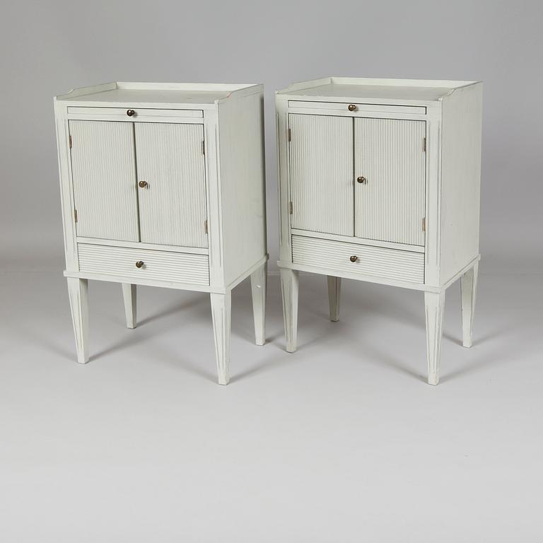 SÄNGBORD, 1 par, gustaviansk stil, 1900-talets andra hälft.